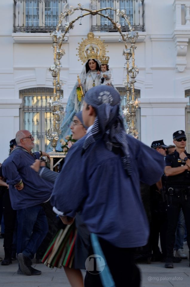 Lucía Moreno y Paloma Morales retratan la emoción de la llegada de la Virgen de las Viñas a Tomelloso