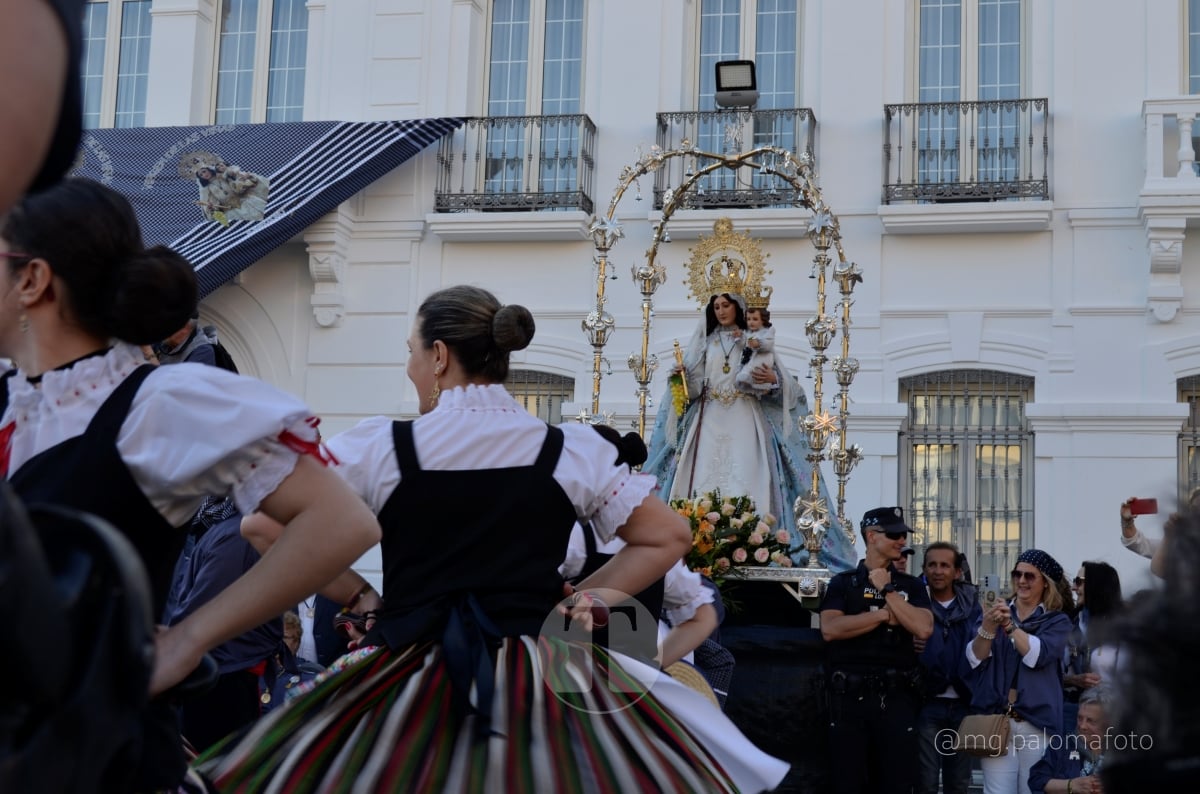 Lucía Moreno y Paloma Morales retratan la emoción de la llegada de la Virgen de las Viñas a Tomelloso