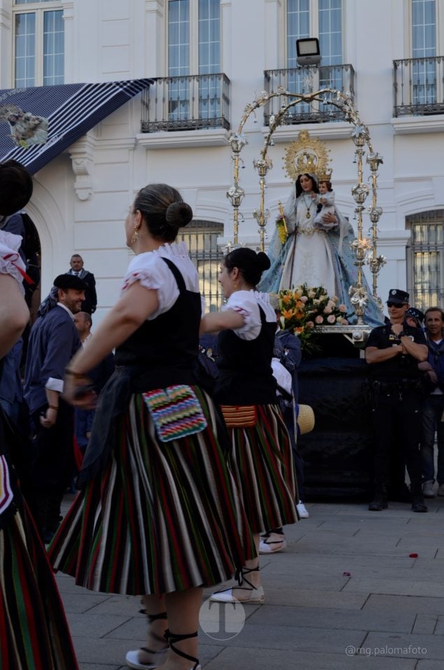 Lucía Moreno y Paloma Morales retratan la emoción de la llegada de la Virgen de las Viñas a Tomelloso