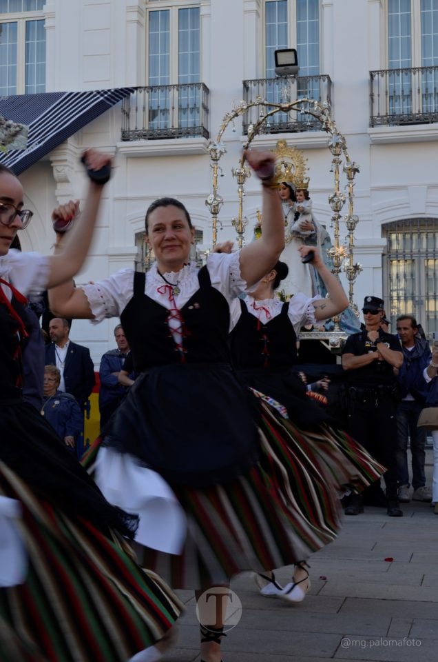 Lucía Moreno y Paloma Morales retratan la emoción de la llegada de la Virgen de las Viñas a Tomelloso