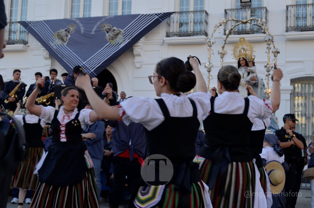 Lucía Moreno y Paloma Morales retratan la emoción de la llegada de la Virgen de las Viñas a Tomelloso
