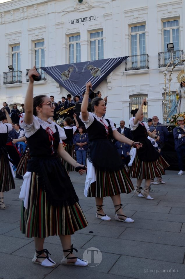 Lucía Moreno y Paloma Morales retratan la emoción de la llegada de la Virgen de las Viñas a Tomelloso