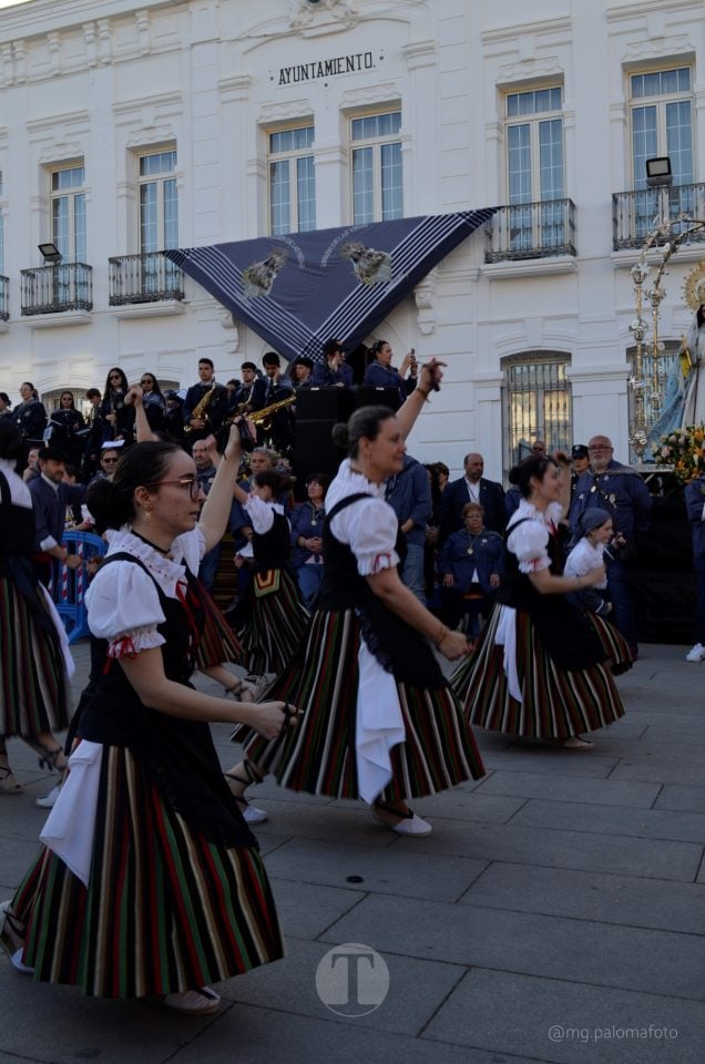 Lucía Moreno y Paloma Morales retratan la emoción de la llegada de la Virgen de las Viñas a Tomelloso