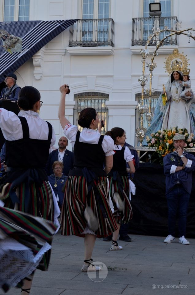 Lucía Moreno y Paloma Morales retratan la emoción de la llegada de la Virgen de las Viñas a Tomelloso