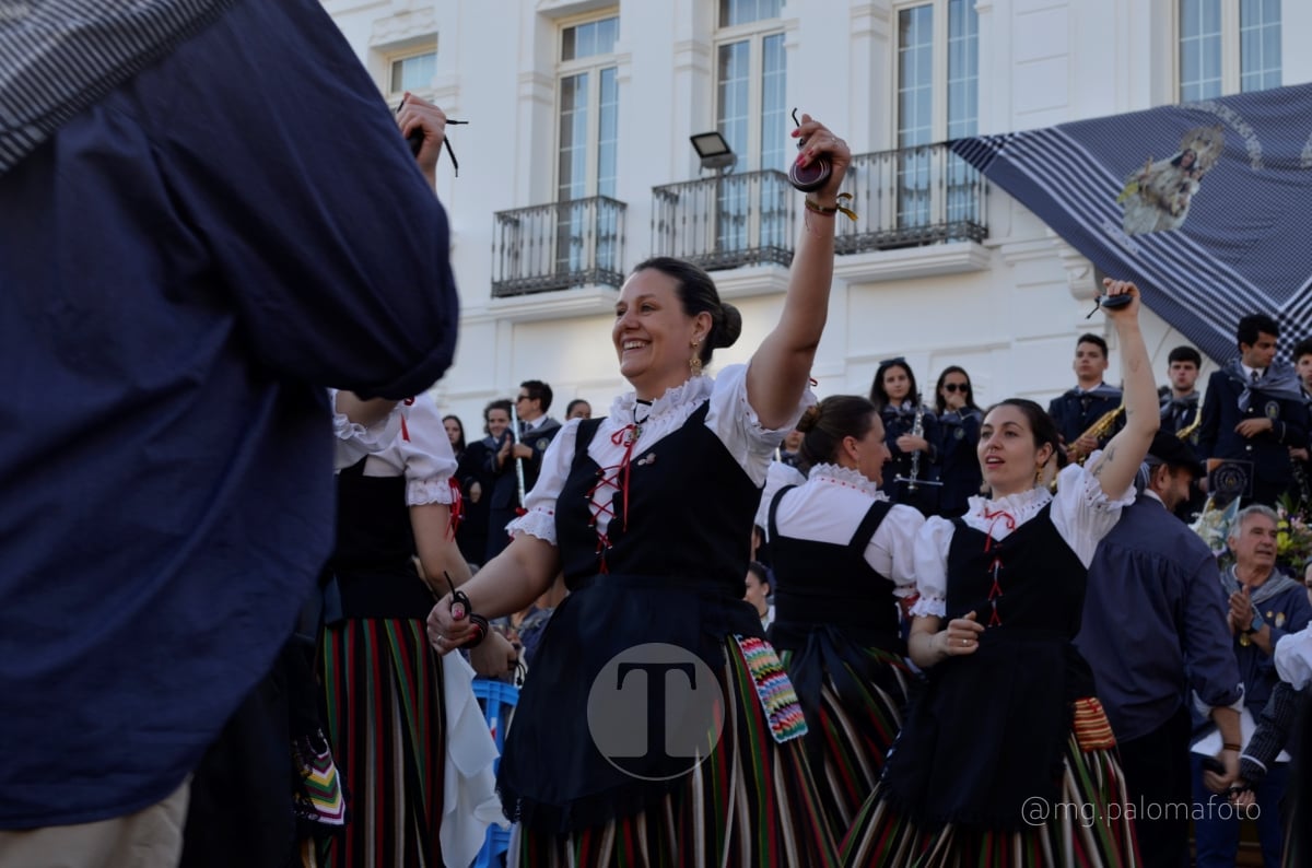 Lucía Moreno y Paloma Morales retratan la emoción de la llegada de la Virgen de las Viñas a Tomelloso