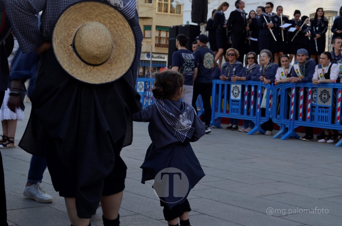 Lucía Moreno y Paloma Morales retratan la emoción de la llegada de la Virgen de las Viñas a Tomelloso