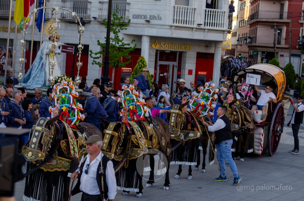 Lucía Moreno y Paloma Morales retratan la emoción de la llegada de la Virgen de las Viñas a Tomelloso