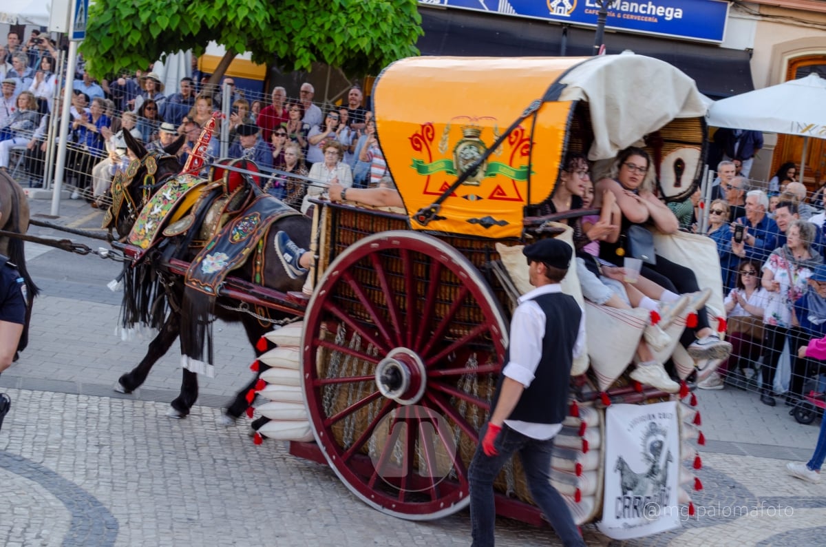Lucía Moreno y Paloma Morales retratan la emoción de la llegada de la Virgen de las Viñas a Tomelloso