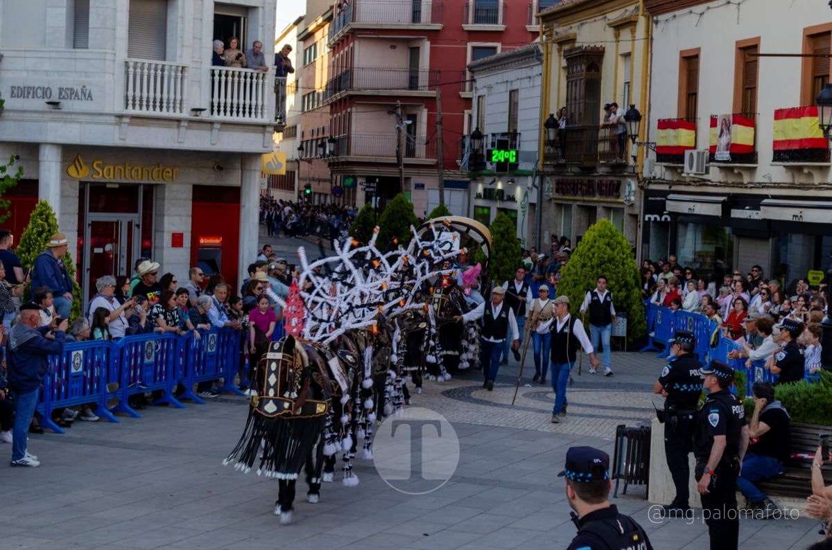 Lucía Moreno y Paloma Morales retratan la emoción de la llegada de la Virgen de las Viñas a Tomelloso