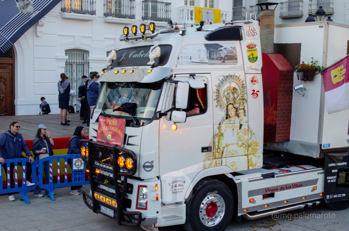 Lucía Moreno y Paloma Morales retratan la emoción de la llegada de la Virgen de las Viñas a Tomelloso
