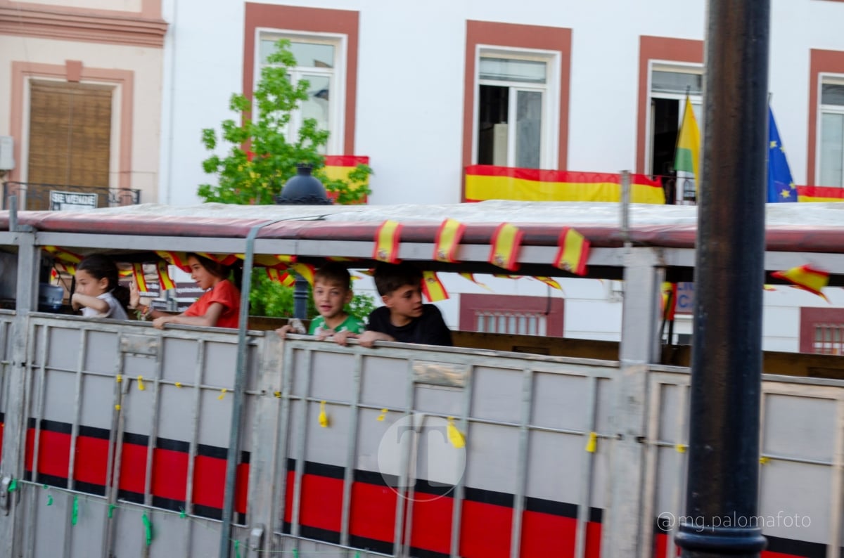Lucía Moreno y Paloma Morales retratan la emoción de la llegada de la Virgen de las Viñas a Tomelloso