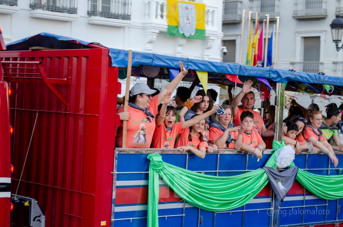 Lucía Moreno y Paloma Morales retratan la emoción de la llegada de la Virgen de las Viñas a Tomelloso