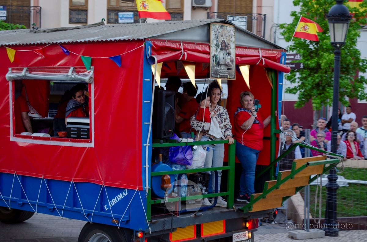 Lucía Moreno y Paloma Morales retratan la emoción de la llegada de la Virgen de las Viñas a Tomelloso