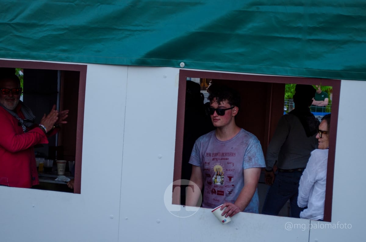 Lucía Moreno y Paloma Morales retratan la emoción de la llegada de la Virgen de las Viñas a Tomelloso