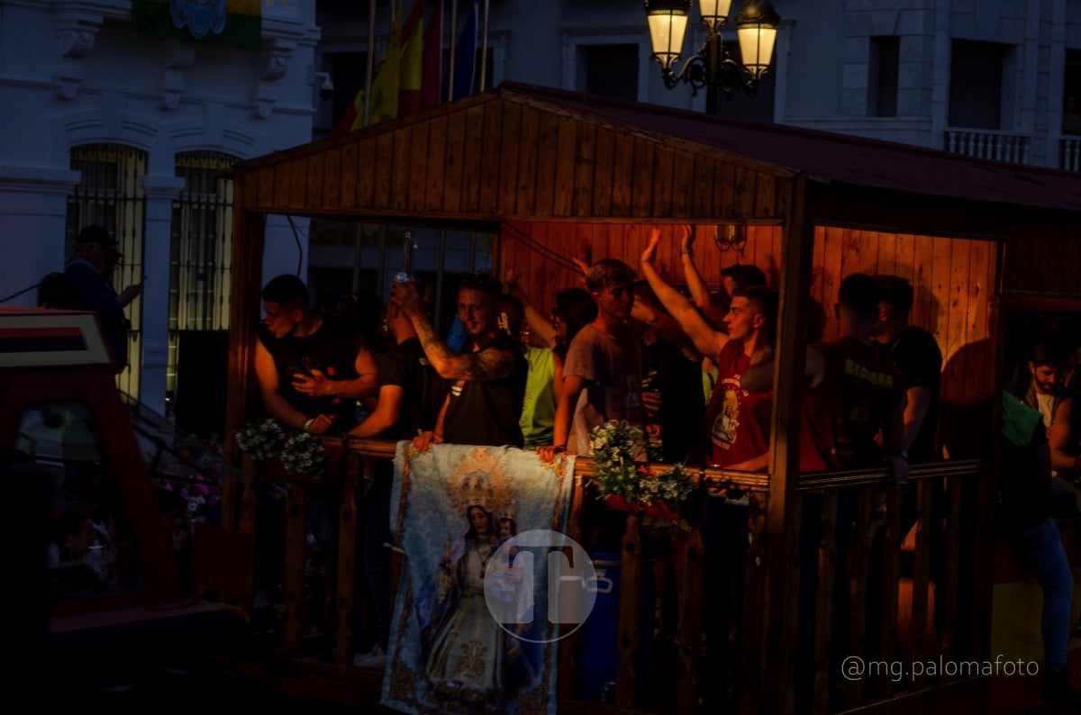 Lucía Moreno y Paloma Morales retratan la emoción de la llegada de la Virgen de las Viñas a Tomelloso