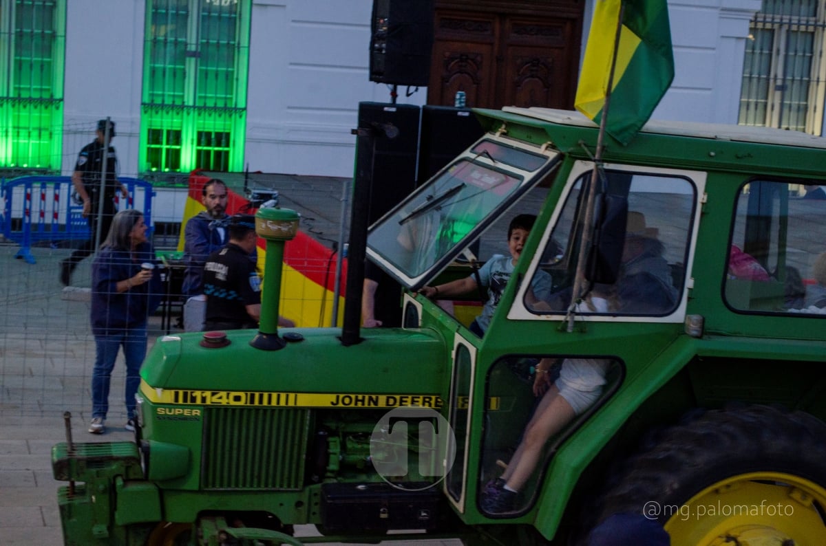 Lucía Moreno y Paloma Morales retratan la emoción de la llegada de la Virgen de las Viñas a Tomelloso