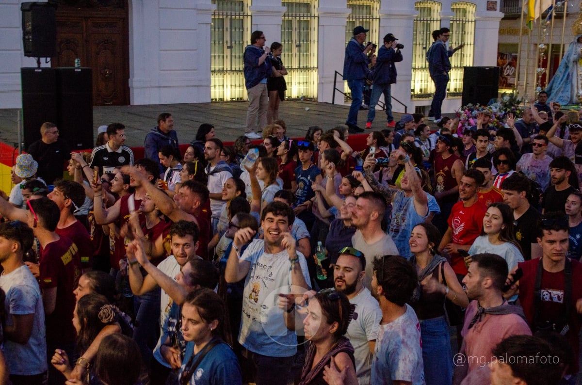 Lucía Moreno y Paloma Morales retratan la emoción de la llegada de la Virgen de las Viñas a Tomelloso