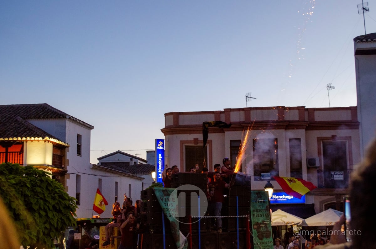 Lucía Moreno y Paloma Morales retratan la emoción de la llegada de la Virgen de las Viñas a Tomelloso