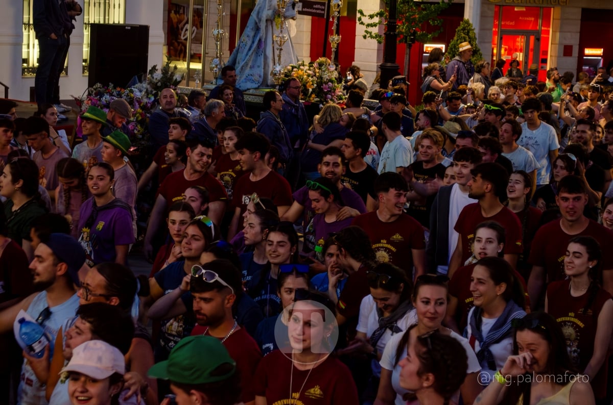 Lucía Moreno y Paloma Morales retratan la emoción de la llegada de la Virgen de las Viñas a Tomelloso