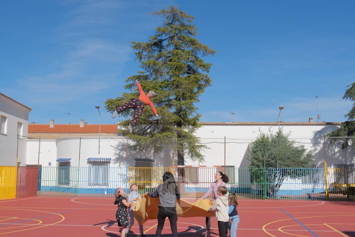 El manteo del pelele reúne a vecinos del barrio Maternidad reforzando una tradición centenaria