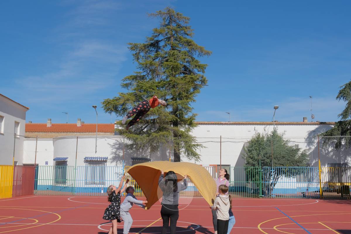 El manteo del pelele reúne a vecinos del barrio Maternidad reforzando una tradición centenaria