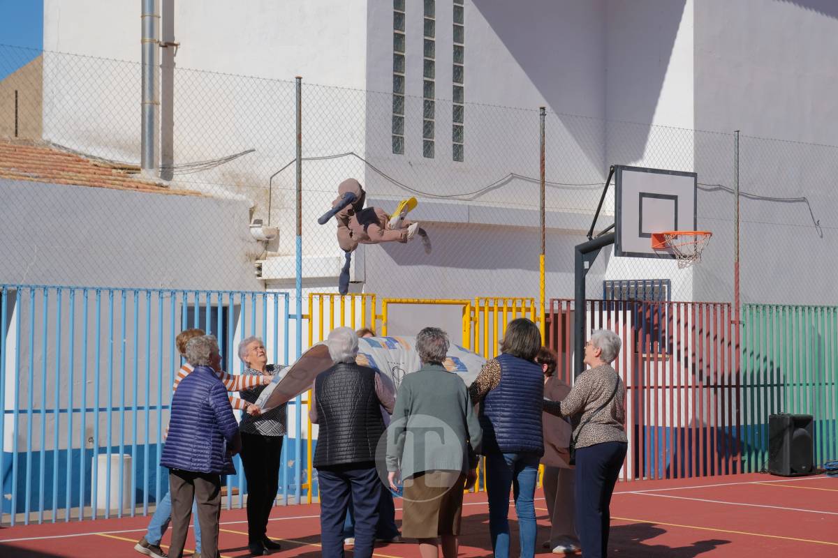El manteo del pelele reúne a vecinos del barrio Maternidad reforzando una tradición centenaria