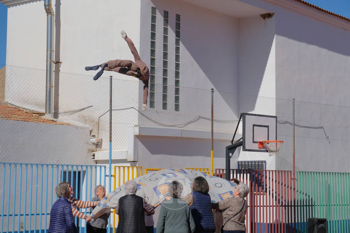 El manteo del pelele reúne a vecinos del barrio Maternidad reforzando una tradición centenaria
