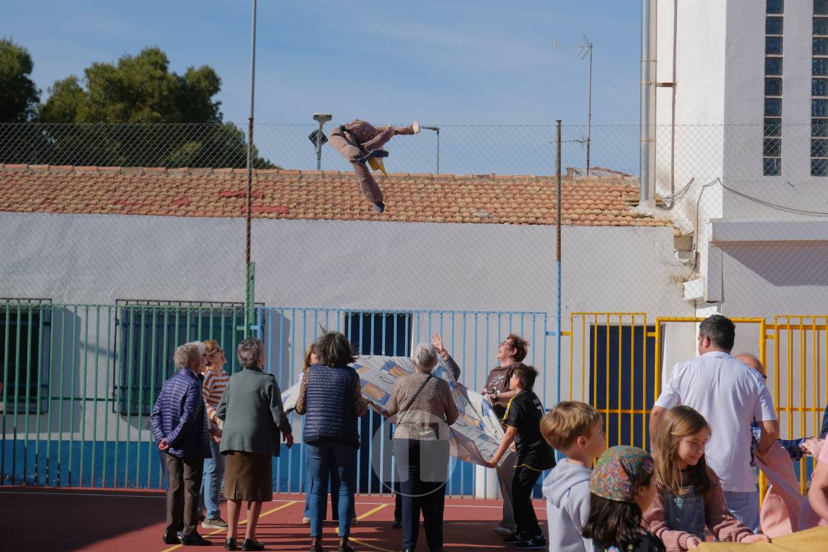 El manteo del pelele reúne a vecinos del barrio Maternidad reforzando una tradición centenaria