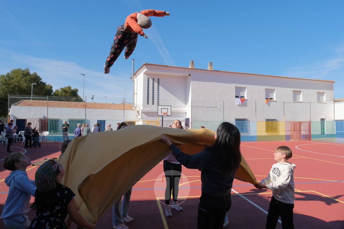 El manteo del pelele reúne a vecinos del barrio Maternidad reforzando una tradición centenaria