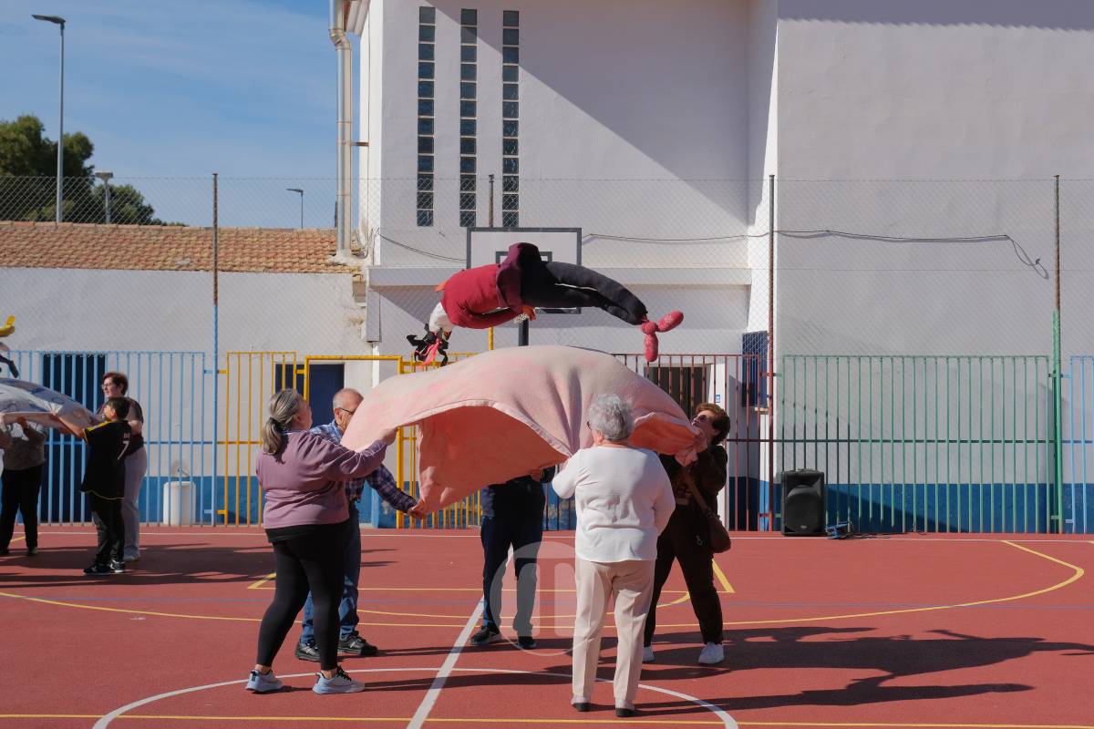 El manteo del pelele reúne a vecinos del barrio Maternidad reforzando una tradición centenaria