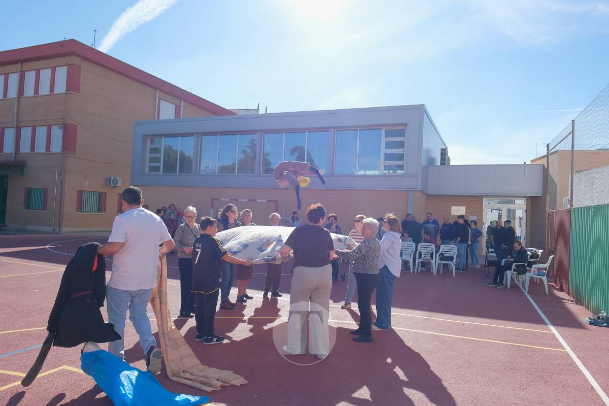 El manteo del pelele reúne a vecinos del barrio Maternidad reforzando una tradición centenaria
