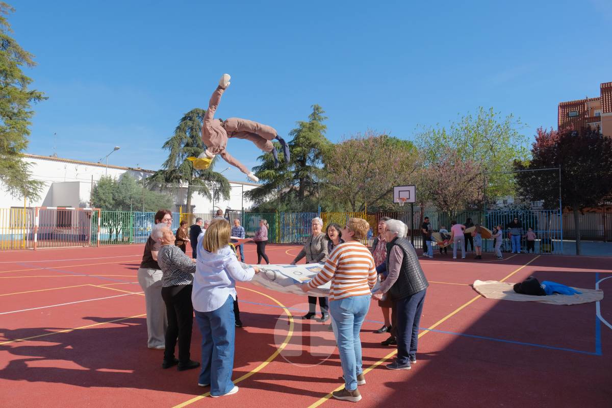 El manteo del pelele reúne a vecinos del barrio Maternidad reforzando una tradición centenaria
