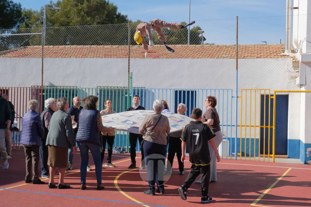 El manteo del pelele reúne a vecinos del barrio Maternidad reforzando una tradición centenaria