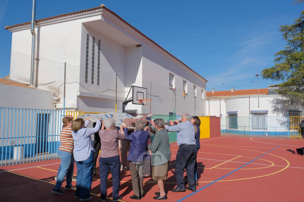 El manteo del pelele reúne a vecinos del barrio Maternidad reforzando una tradición centenaria