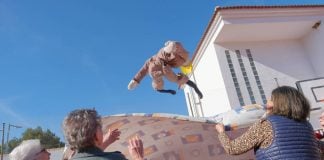 El manteo del pelele reúne a vecinos del barrio Maternidad reforzando una tradición centenaria Semana Santa de Tomelloso 2026