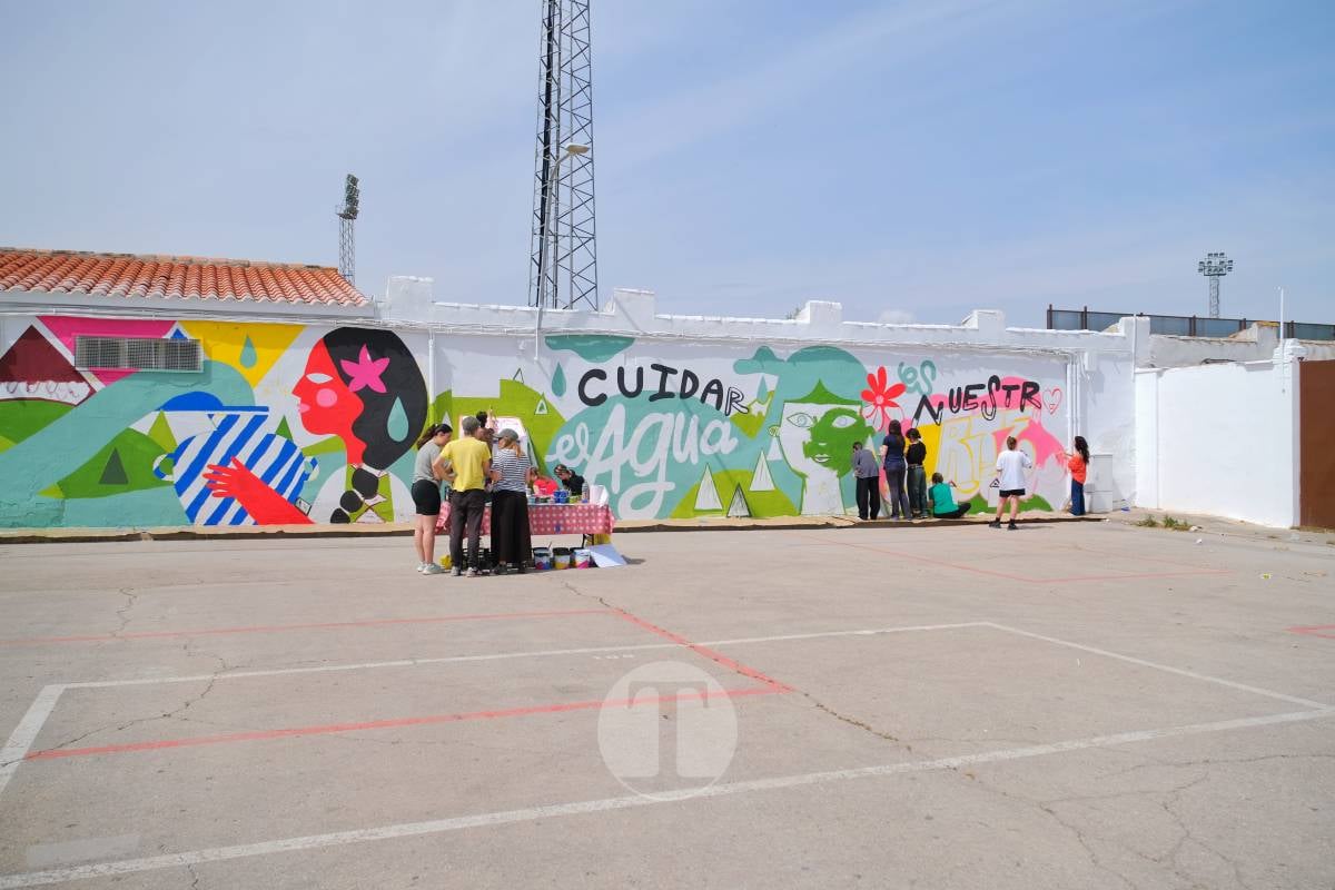Tomelloso pinta solidaridad: alumnos de Arte crean un mural para llevar agua a comunidades de Guatemala