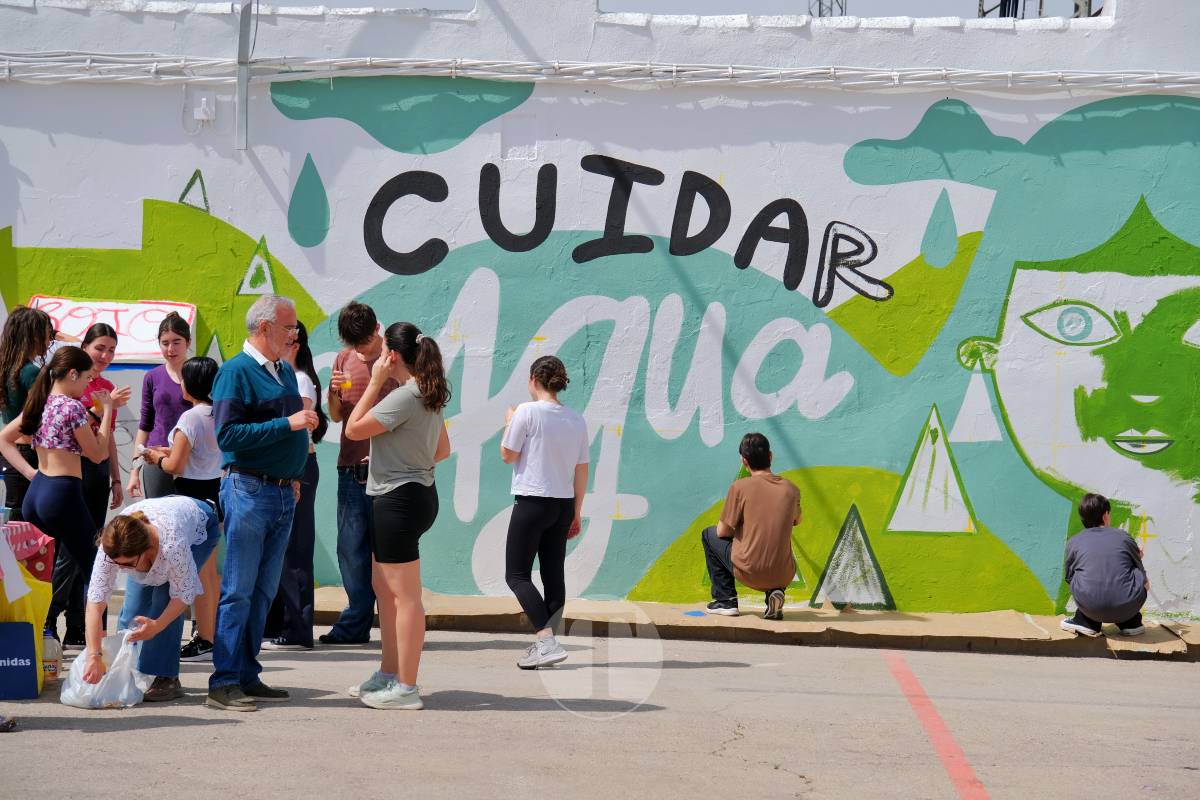 Tomelloso pinta solidaridad: alumnos de Arte crean un mural para llevar agua a comunidades de Guatemala