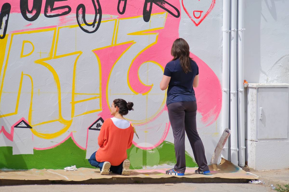 Tomelloso pinta solidaridad: alumnos de Arte crean un mural para llevar agua a comunidades de Guatemala