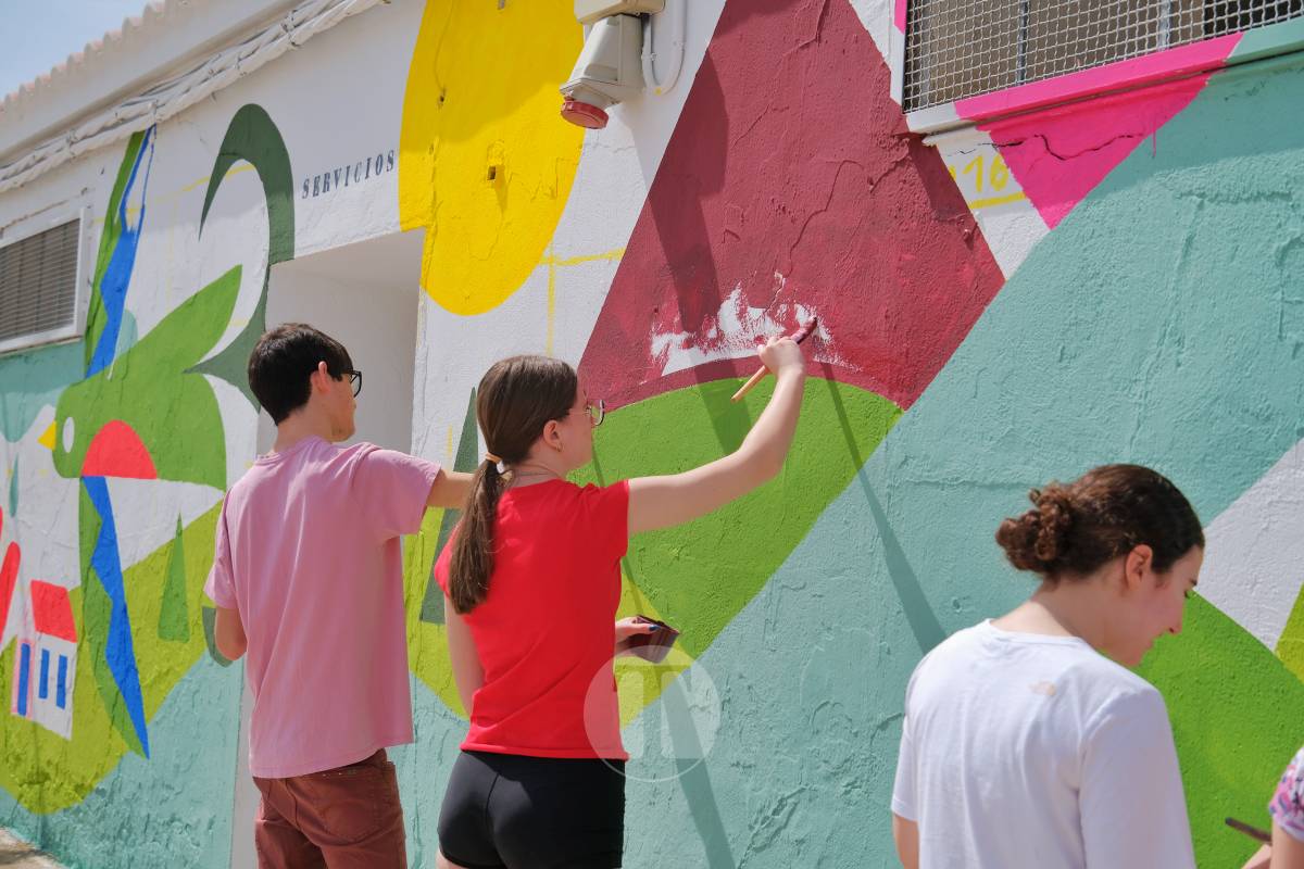 Tomelloso pinta solidaridad: alumnos de Arte crean un mural para llevar agua a comunidades de Guatemala