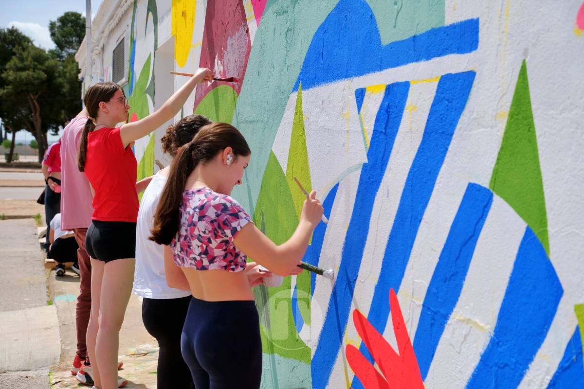Tomelloso pinta solidaridad: alumnos de Arte crean un mural para llevar agua a comunidades de Guatemala