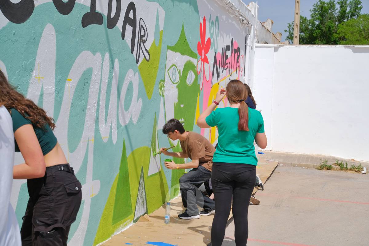 Tomelloso pinta solidaridad: alumnos de Arte crean un mural para llevar agua a comunidades de Guatemala