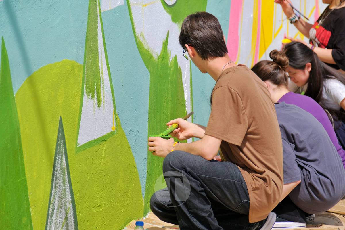 Tomelloso pinta solidaridad: alumnos de Arte crean un mural para llevar agua a comunidades de Guatemala