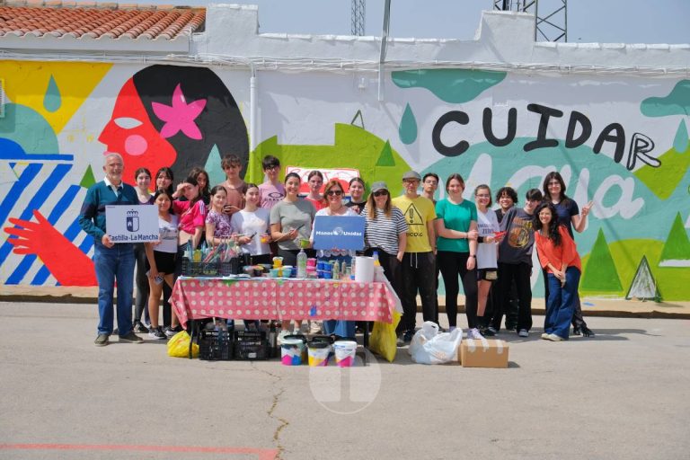 Tomelloso pinta solidaridad: alumnos de Arte crean un mural para llevar agua a comunidades de Guatemala