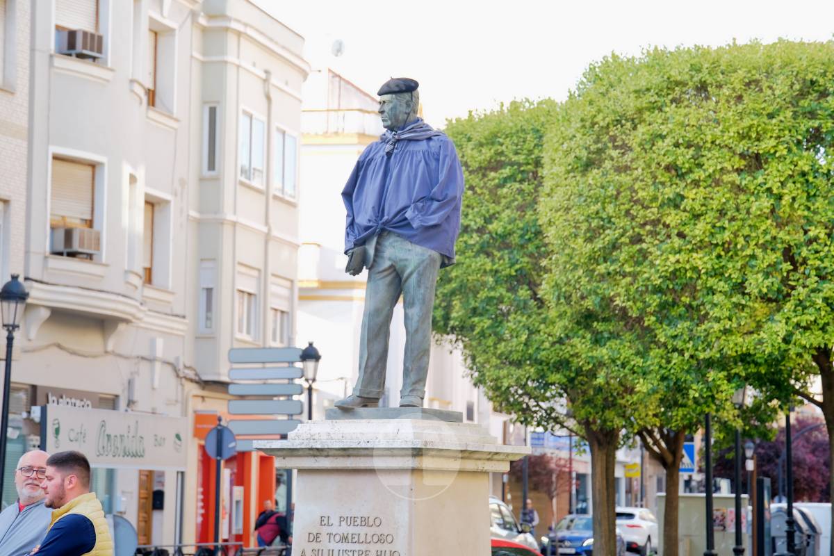 El Obrero y el toro de Osborne ya lucen el pañuelo: arranca la Romería de Tomelloso 2026