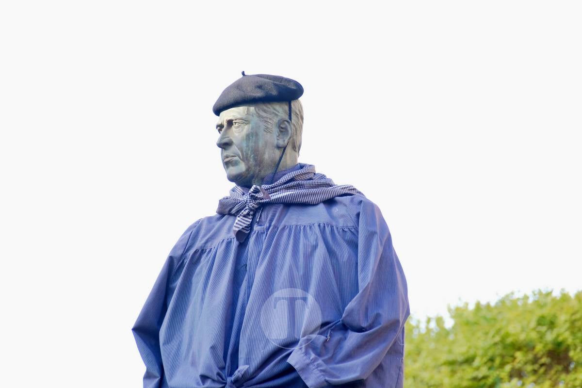 El Obrero y el toro de Osborne ya lucen el pañuelo: arranca la Romería de Tomelloso 2026