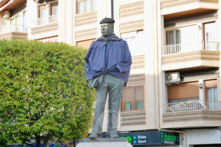 El Obrero y el toro de Osborne ya lucen el pañuelo: arranca la Romería de Tomelloso 2026