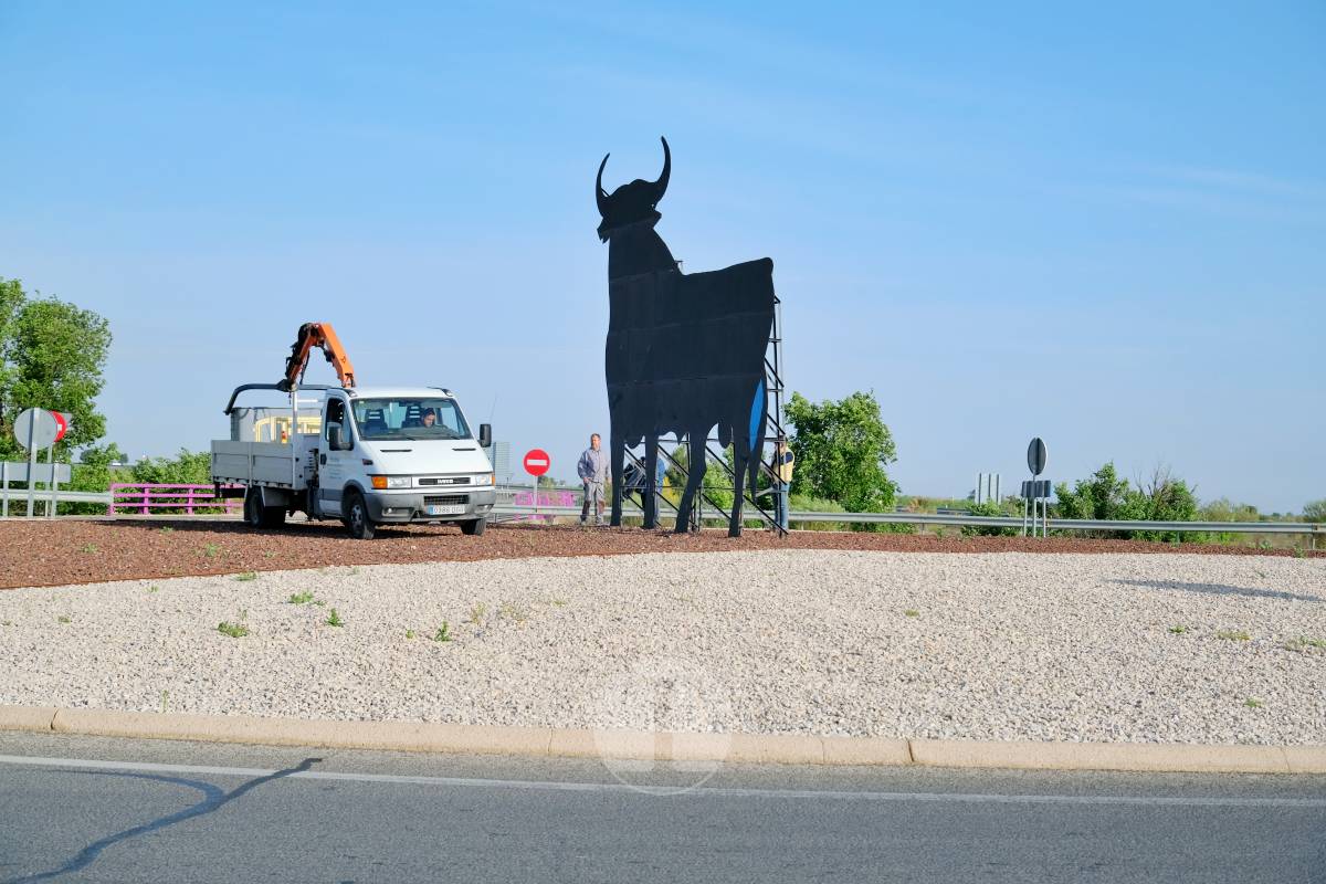 El Obrero y el toro de Osborne ya lucen el pañuelo: arranca la Romería de Tomelloso 2026