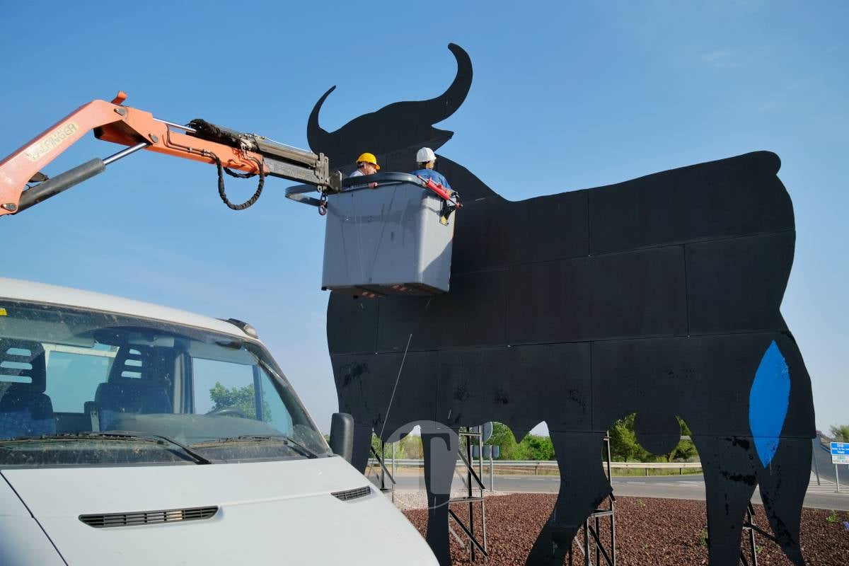 El Obrero y el toro de Osborne ya lucen el pañuelo: arranca la Romería de Tomelloso 2026