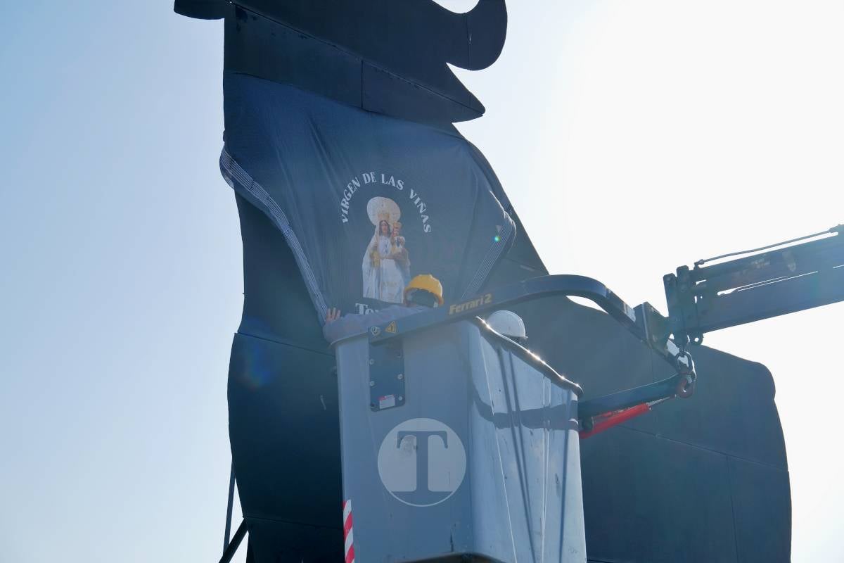 El Obrero y el toro de Osborne ya lucen el pañuelo: arranca la Romería de Tomelloso 2026