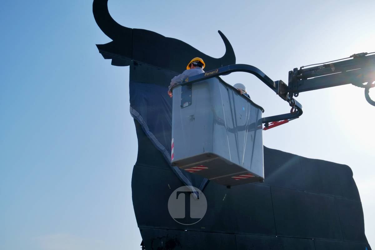 El Obrero y el toro de Osborne ya lucen el pañuelo: arranca la Romería de Tomelloso 2026